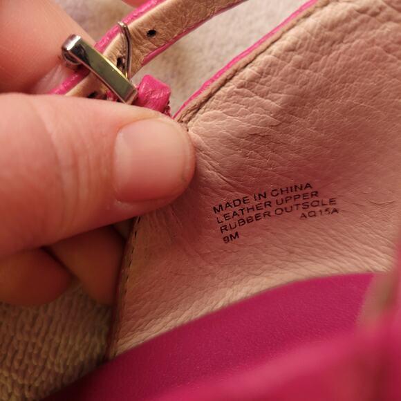 Michael Kors Flat T-Strap Leather Sandals Fuchsia Pink Woman's 9M Logo Plate - Picture 6 of 8